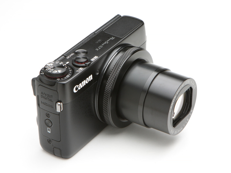 G7 Xのワイド端時（左）とテレ端時（右）。テレ端でもレンズヘビーとはならず、カメラを持ったときの印象はよい。