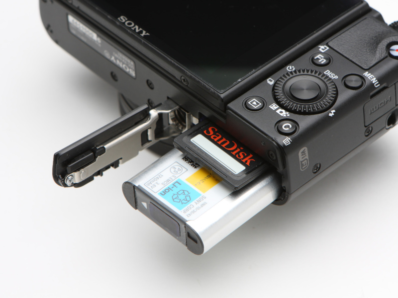 RX100 IIIのフル充電からの撮影可能枚数は約320枚（液晶モニター表示時/CIPA準拠）。記録メディアにメモリースティックデュオも使えるのは同社デジタルカメラのお決まり。