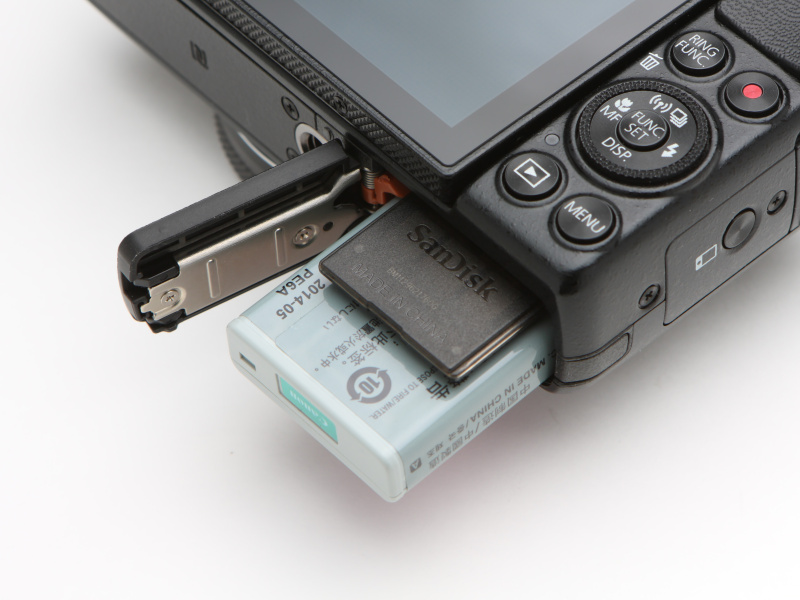 G7 Xのフル充電からの撮影可能枚数は約210枚（液晶モニター表示時/CIPA準拠）。ちなみにバッテリーチャージャーを同梱。