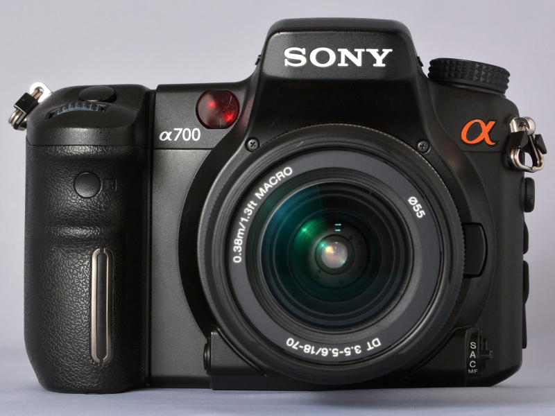 ソニーでの“初代α”になるα100と比べると、戦闘的というかシャープでキレのあるデザインのα700ボディ。正面から見た際のペンタ部のハッキリしたラインや、ホールド感を高めるために大きくえぐられたグリップ部、ジョイスティック感覚で操作できるマルチセレクターの配置（背面側）。そういったデザインや仕様の違いに、α100とは違う“ミドルクラス機のとしての風格”が漂う。