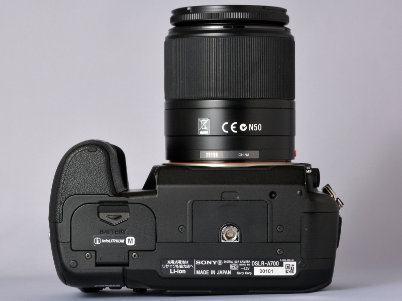 ソニーでの“初代α”になるα100と比べると、戦闘的というかシャープでキレのあるデザインのα700ボディ。正面から見た際のペンタ部のハッキリしたラインや、ホールド感を高めるために大きくえぐられたグリップ部、ジョイスティック感覚で操作できるマルチセレクターの配置（背面側）。そういったデザインや仕様の違いに、α100とは違う“ミドルクラス機のとしての風格”が漂う。