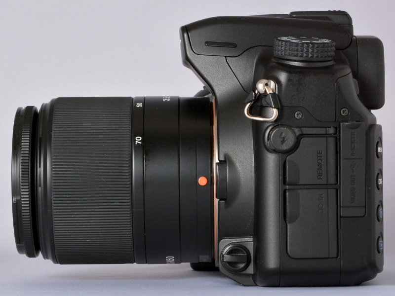 ソニーでの“初代α”になるα100と比べると、戦闘的というかシャープでキレのあるデザインのα700ボディ。正面から見た際のペンタ部のハッキリしたラインや、ホールド感を高めるために大きくえぐられたグリップ部、ジョイスティック感覚で操作できるマルチセレクターの配置（背面側）。そういったデザインや仕様の違いに、α100とは違う“ミドルクラス機のとしての風格”が漂う。