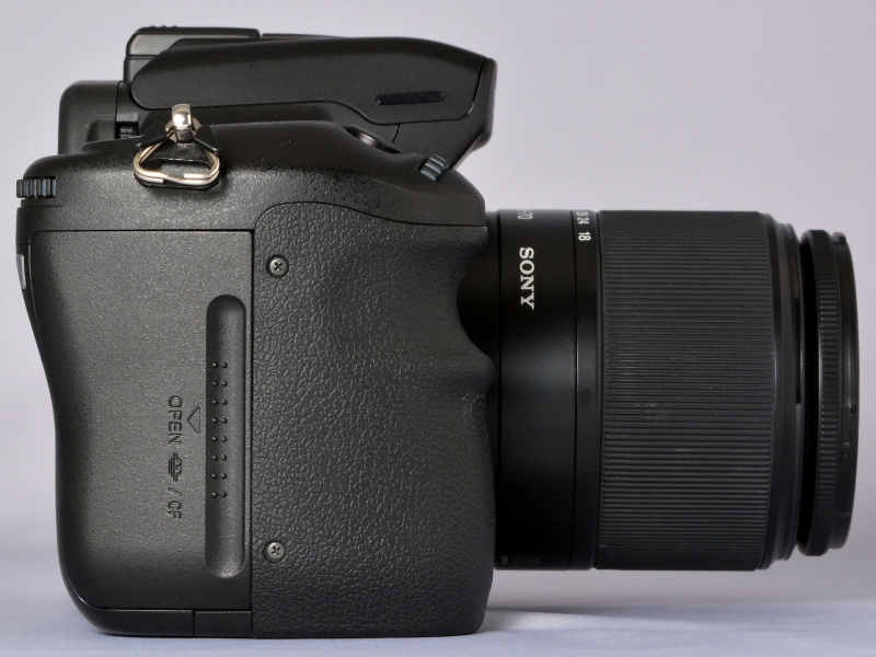 ソニーでの“初代α”になるα100と比べると、戦闘的というかシャープでキレのあるデザインのα700ボディ。正面から見た際のペンタ部のハッキリしたラインや、ホールド感を高めるために大きくえぐられたグリップ部、ジョイスティック感覚で操作できるマルチセレクターの配置（背面側）。そういったデザインや仕様の違いに、α100とは違う“ミドルクラス機のとしての風格”が漂う。