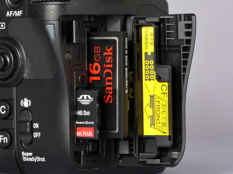 記録媒体はメモリースティックデュオ系と、CF系。2種類のカードが同時に挿入できる、いわゆる「ダブルスロット」である（メーカーではデュアルスロットと呼んでいるが）。CFは、高速転送方式の「UDMA」に対応。