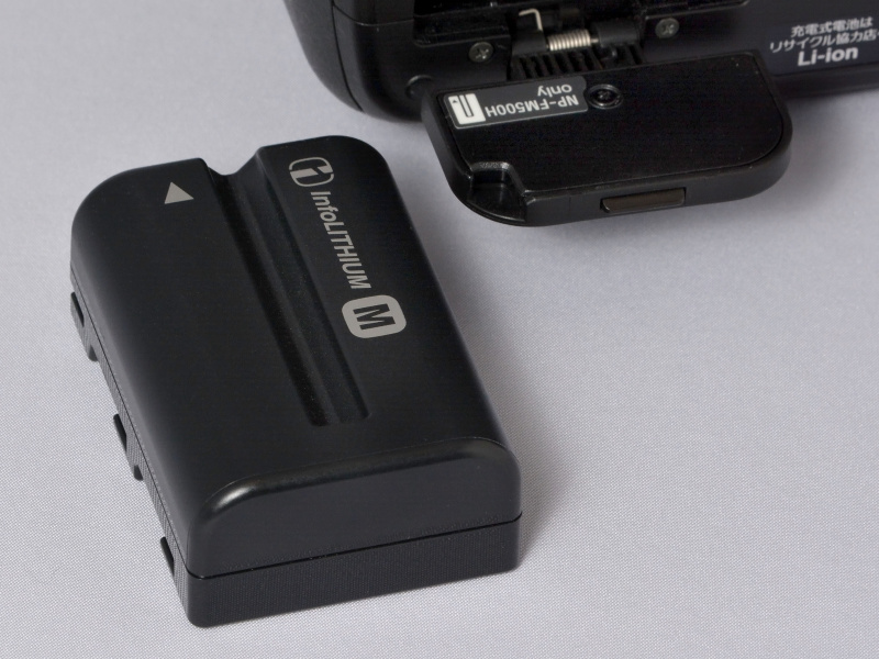 使用電源は、付属の充電式リチウムイオン電池「NP-FM500H」。その電池残量は背面の液晶モニターで確認できる（5段階のアイコン表示とパーセント表示）。撮影可能コマ数は、内蔵フラッシュ使用率50％で約650コマ（CIPA基準）。