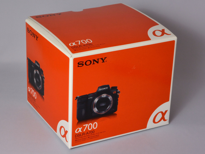 元箱もシナバーカラーが印象的…というか、この使用比率の高さとインパクトの強さはボディの比ではない（笑）。