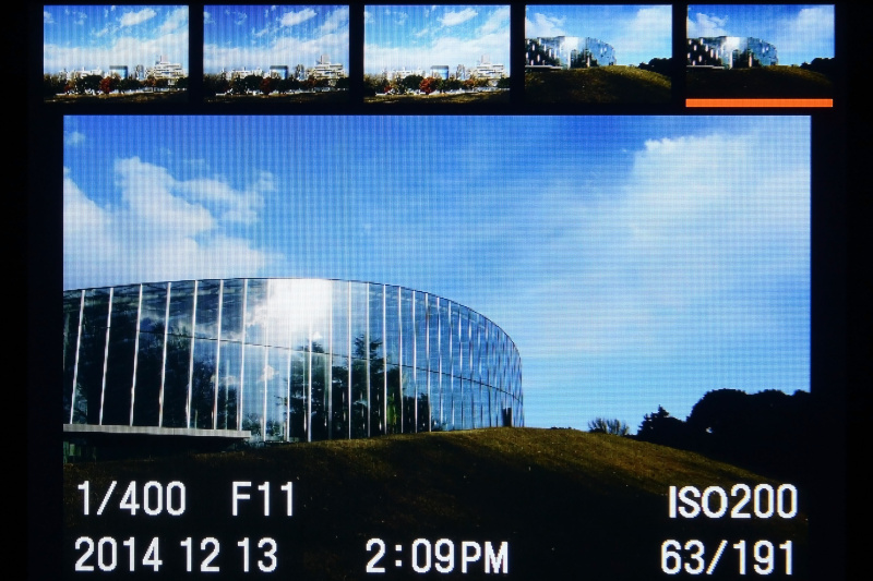 再生画面の表示は、DISP（表示切り換え）ボタンを押すたびに、撮影情報あり→撮影情報あり（上に最大5枚の履歴表示）→撮影情報なし→（撮影情報あり、に戻る）…と、切り換わる。