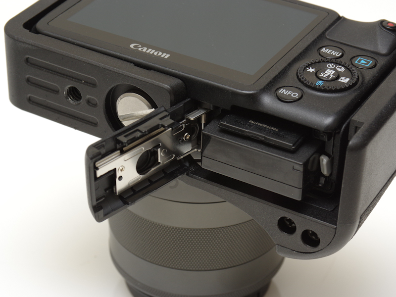 装着したままバッテリーと記録メディアを扱える