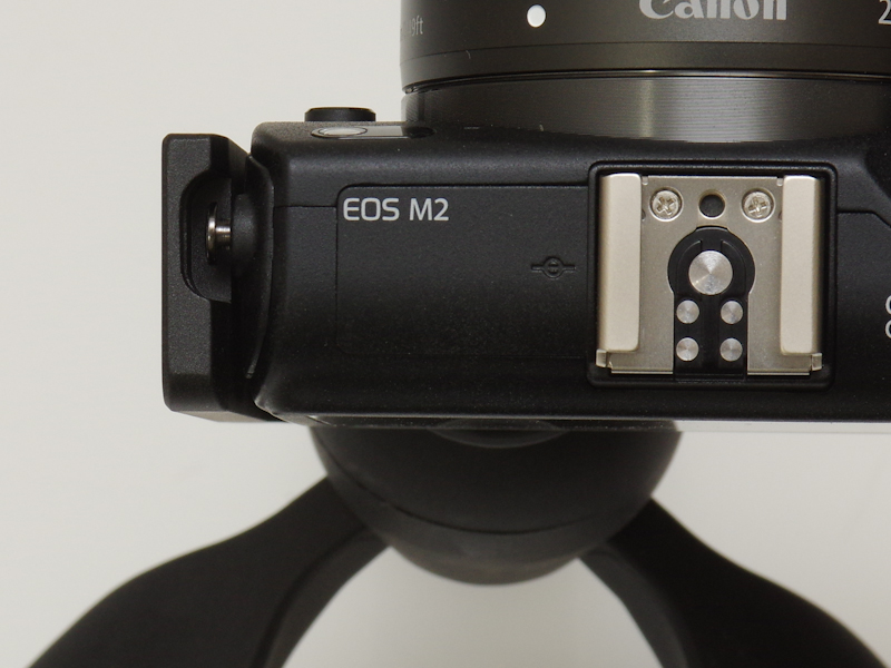 カメラのストラップ取り付け部の外側に、ストラップ環を拡張する