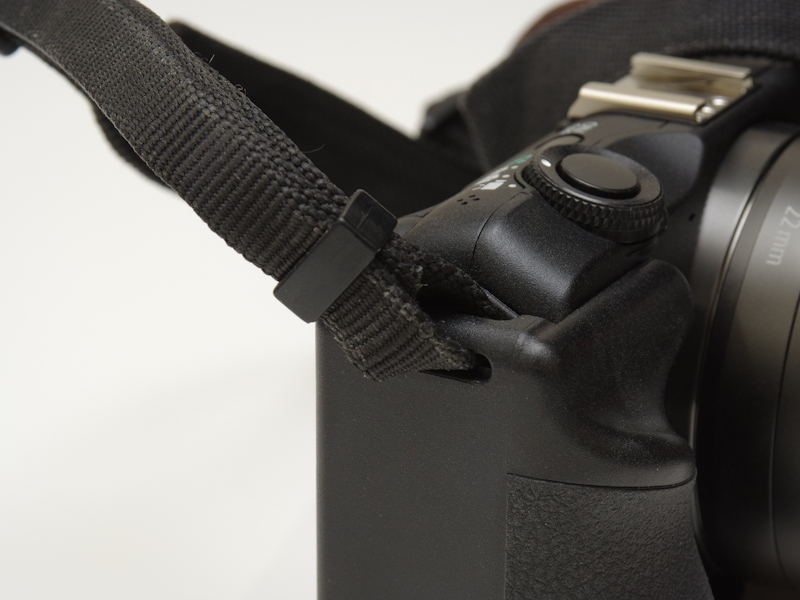 一般的な平紐のストラップを装着したところ