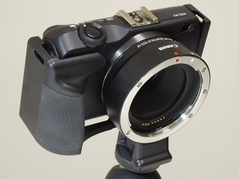 マウントアダプター「EF-EOS M」を装着しても干渉しない