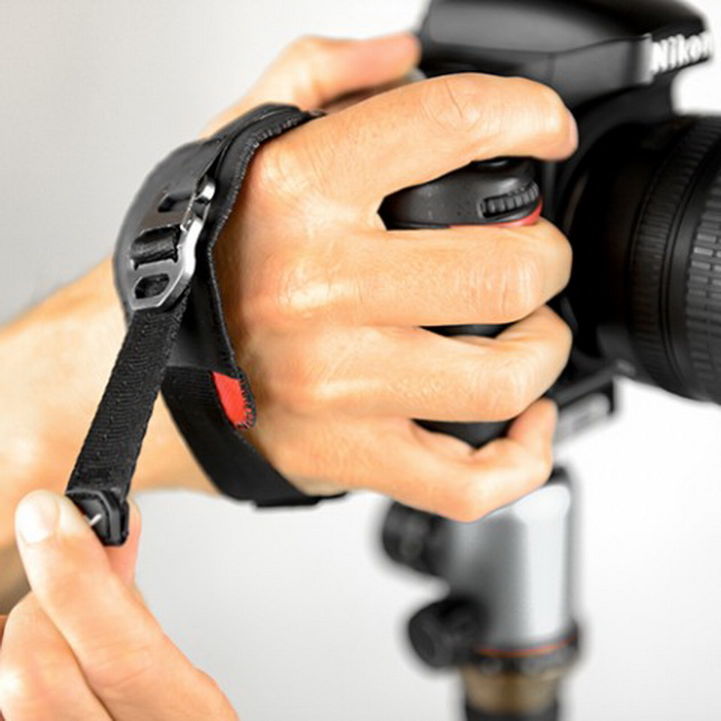 紐を引っ張って長さを調整する