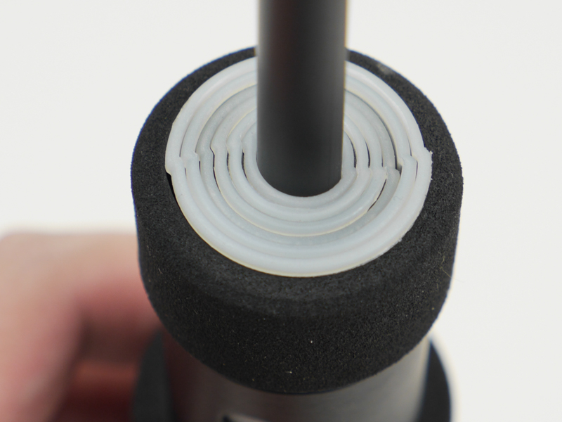 ダイレクトコンタクトパイプは、特殊な断面形状のパイプにすることで、ひねるだけでロックできる機構