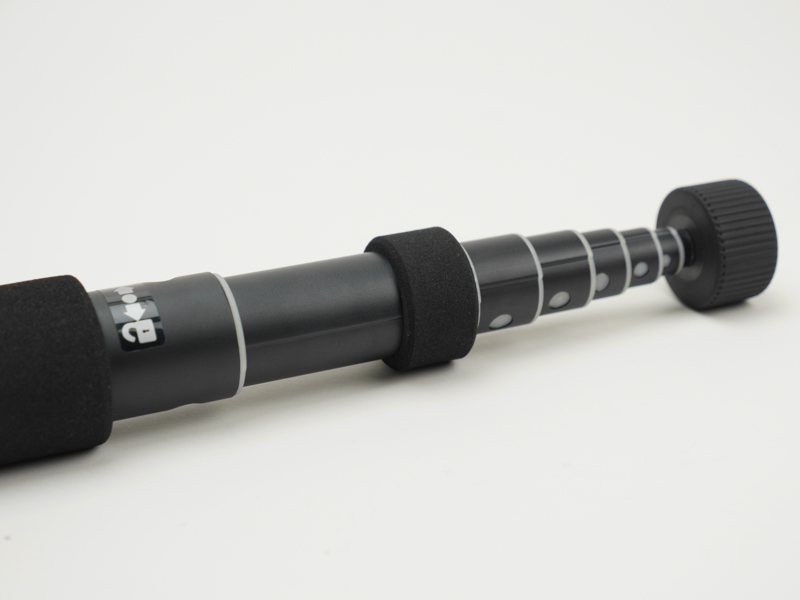 2段目のパイプにスポンジが巻かれており、ここを回すことで高さを微調整できる