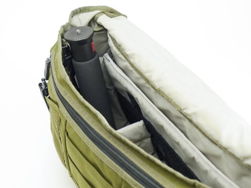 この縮長だとカメラバッグにも収まりやすい（写真はテンバ メッセンジャーSサイズ）