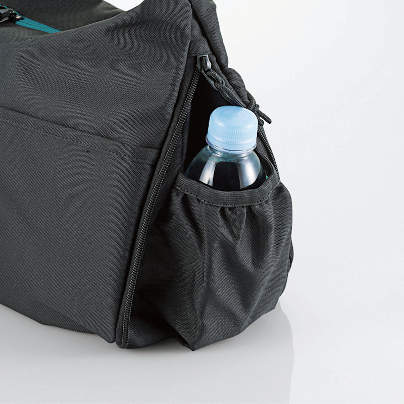 側面のマチを開いた部分にも物を入れられる