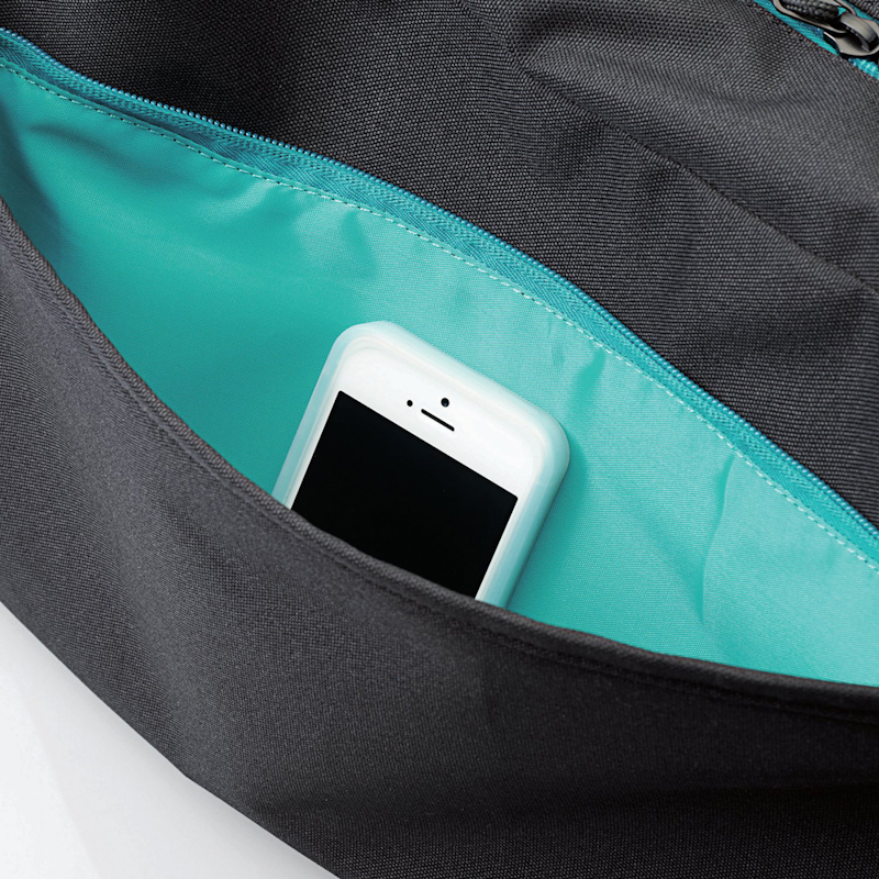 側面のポケットにはスマートフォンなど小物類を収納できる