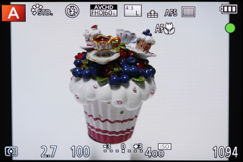 LX100のライブビュー画面。液晶モニターは3型（アスペクト比3：2）、約92万ドット。液晶モニターは固定タイプとしている。