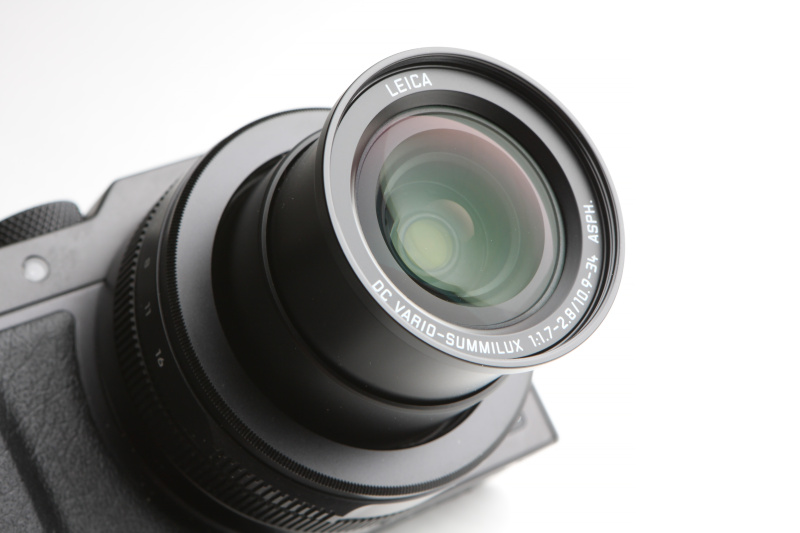 LX100にはLEICA DCバリオ ズミルックス10.9-34mm F1.7-2.8を搭載。35mm判換算で24-75mm相当の画角が得られる。光学式の手ブレ補正機能を採用。