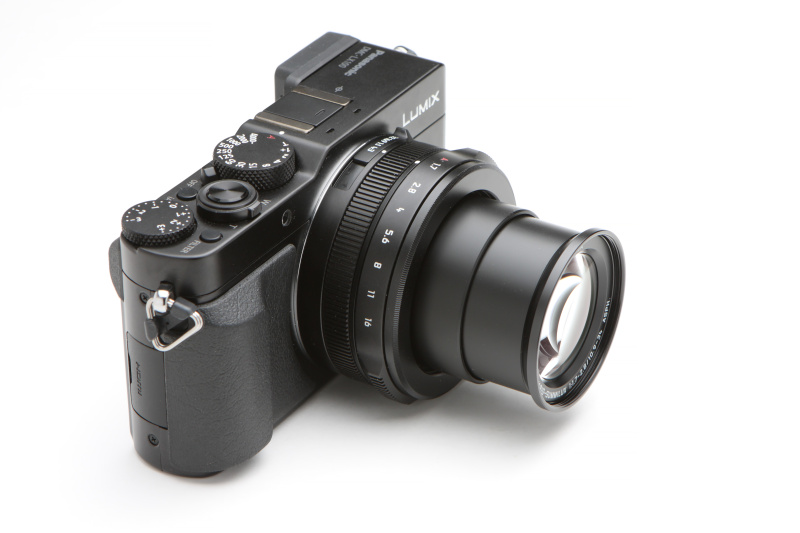 LX100のワイド端時（左）とテレ端時（右）。繰り出した部分の鏡筒は細身。ボディとの見た目のバランスはよいとは言い難い。前玉のカバーはレンズキャップ式。