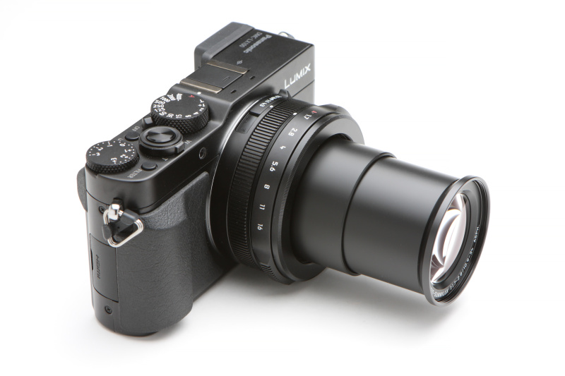 LX100のワイド端時（左）とテレ端時（右）。繰り出した部分の鏡筒は細身。ボディとの見た目のバランスはよいとは言い難い。前玉のカバーはレンズキャップ式。