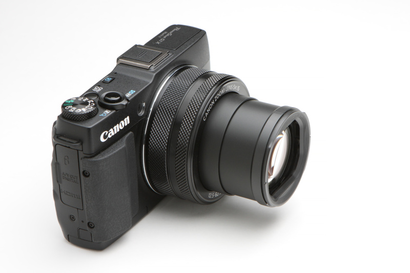 G1 X Mark IIのワイド端時（左）とテレ端時（右）。電源OFFにするとレンズは沈胴し、開口部はレンズバリアでカバーされる。