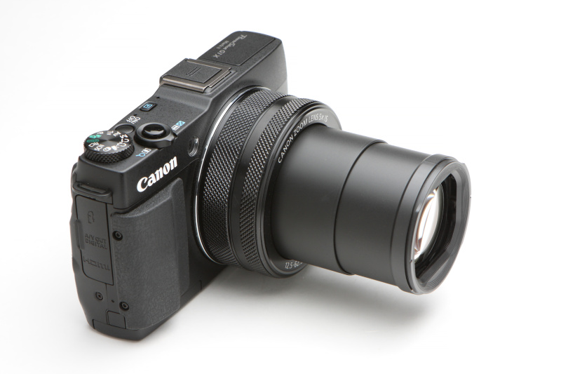 G1 X Mark IIのワイド端時（左）とテレ端時（右）。電源OFFにするとレンズは沈胴し、開口部はレンズバリアでカバーされる。