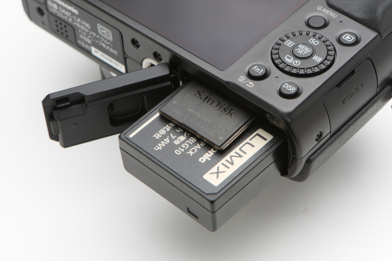 LX100のフル充電からの撮影可能枚数は約350枚（液晶モニター表示時/CIPA準拠）。バッテリーは比較的容量の大きいDMW-BLG1を採用。