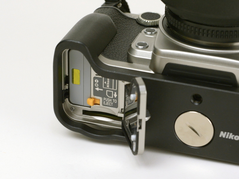 グリップはコインネジで取り付け。装着したままバッテリーとSDカードを交換できる構造