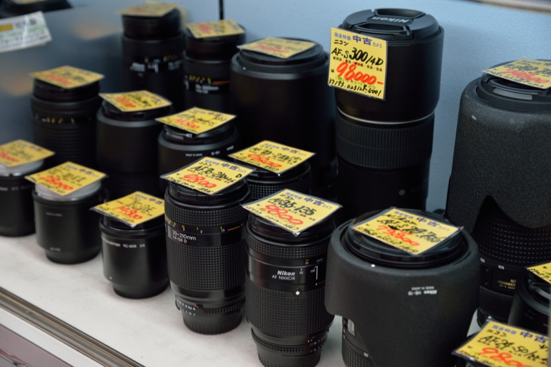 ショーケースに並ぶ中古ニッコールレンズの一部。“不変のFマウント”を採用するニッコールは、二世代ほど前の交換レンズでも人気が高い。