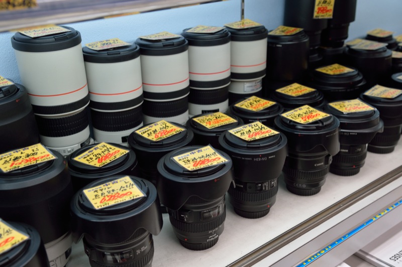 ニコンと人気を二分するキヤノンの交換レンズも充実。他の交換レンズも含めしっかりと検品されているので、初めてでも不安がる必要はない。