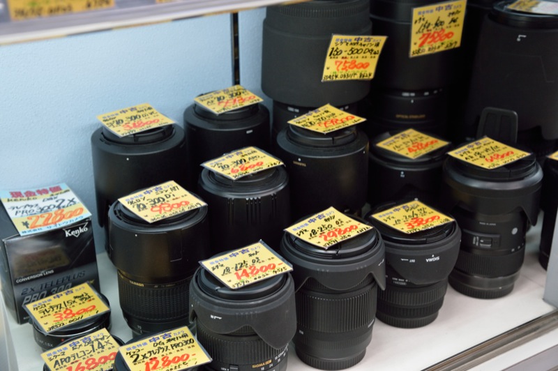 シグマ、タムロンといったレンズメーカー製の交換レンズも充実した品揃え。純正レンズに比べて、よりリーズナブルなので注目しておきたい。