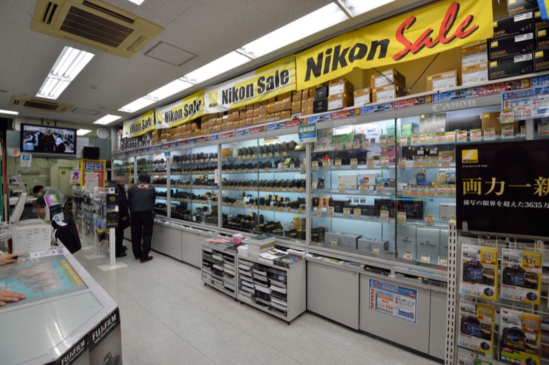 店内にはカメラメーカー各社の新品および中古のカメラ、交換レンズがショーケースに整然と並ぶ。写真は1階の様子だが、2階には中古の中判カメラや三脚などの売り場となっている。