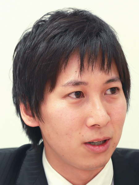 山口聖吾氏<br class="">キヤノン株式会社イメージコミュニケーション事業本部ICP第一事業部<br class="">「デジタルカメラに最適化された最新の光学設計と機構設計で、高画質と小型軽量化の両立を図りました」