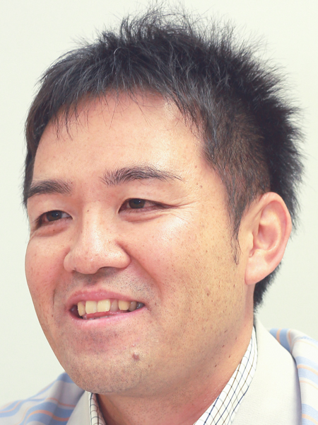 長尾裕貴氏<br class="">キヤノン株式会社イメージコミュニケーション事業本部ICP第一開発センター<br class="">「レンズ繰り出し時に前玉の重みによるたわみが出ないよう、複雑な鏡筒設計を施しているのでガタツキがほとんどありません」