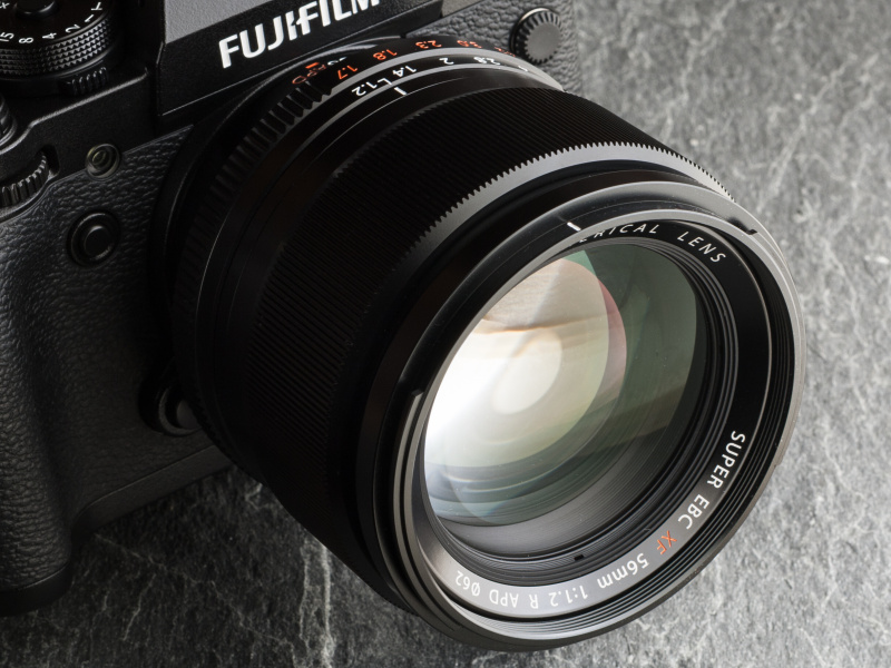 今回はFUJIFILM X-T1で試用した。発売は2014年12月。実勢価格は税込17万7,090円前後