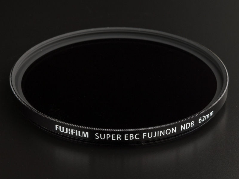 本レンズには純正ND8フィルターが付属し、これを使うことで晴天下でも開放撮影しやすい