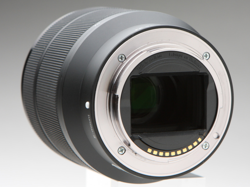 フレアカッターの付いたレンズ後端。もちろんフルサイズに対応した大きさとしている。製造国名もここに入る