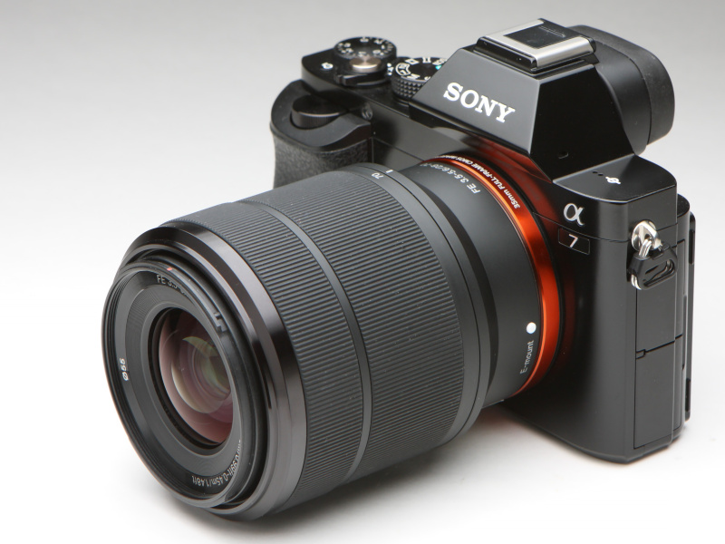 ワイド端（左）とテレ端（右）のレンズの繰り出しに注目。どちらも繰り出した量はわずかだ。焦点距離50mmあたりがもっとも繰り出す量が少ない