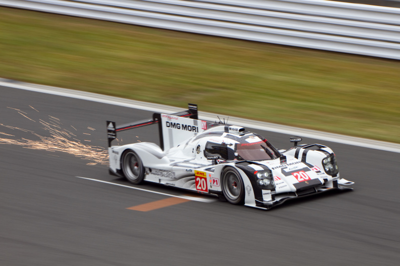 ryo2000氏。火花を散らして激走