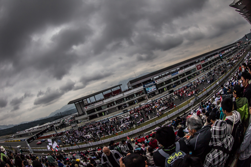 まなぱぱ氏。FSWならではの長いホームストレート。これから始まる長い戦いを待つワクワク感を魚眼レンズで切り取りました