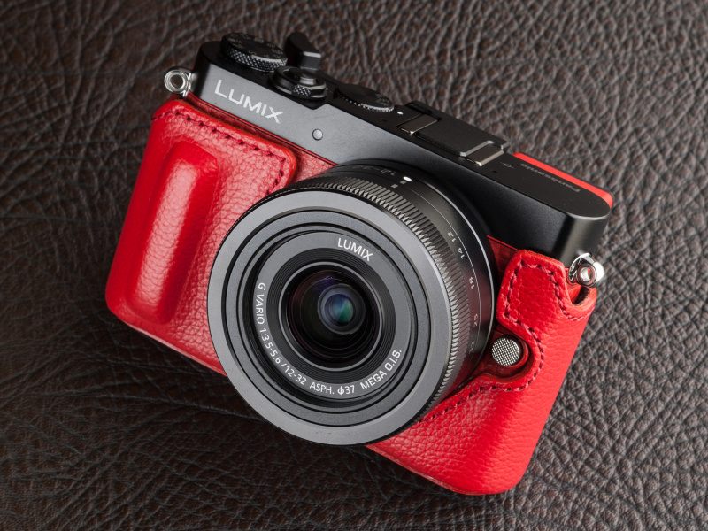 COTTAのレザーケースは日本製だ。ていねいな作りでLUMIX GM5を包み込む
