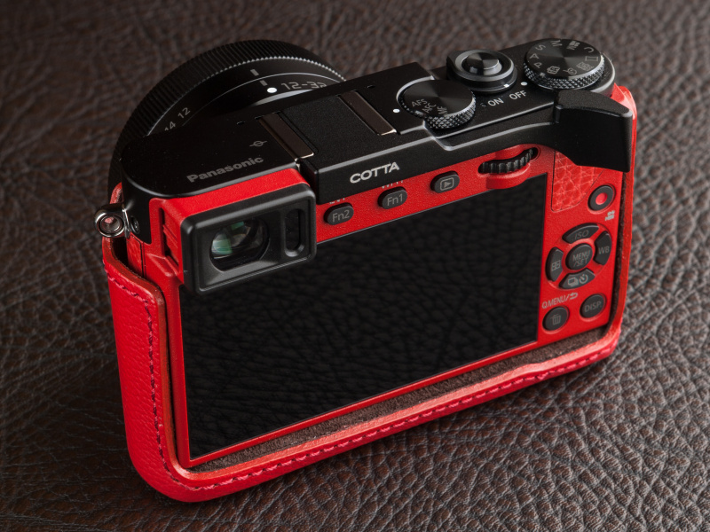 背面はオープンタイプのデザインを採用。背面のボタン操作を妨げないスタイルだ