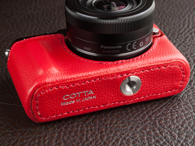 本ケースは三脚穴付きのネジでカメラに固定する。コインなどでネジをまわす仕様だ