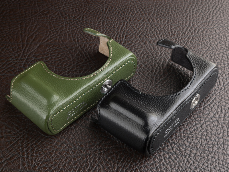 ボルドーに加え、ブラック、モスグリーンをラインアップしている