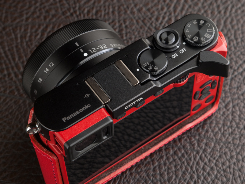 COTTAのルミックスGM5用サムレストは税込1万800円。ジャストフィットでガタツキはない