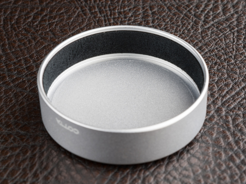 内側にはスエード調の生地を貼り、鏡胴を傷つけないように配慮している