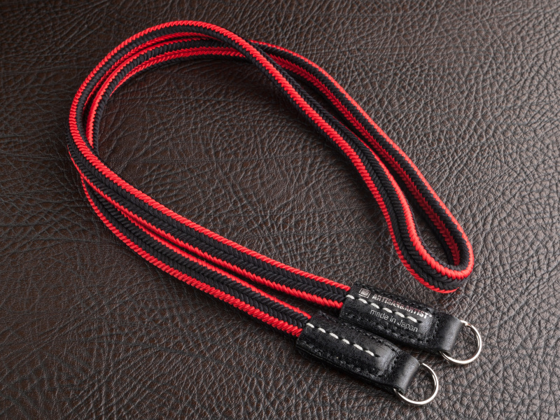 アルティザン・アンド・アーティストのACAM-310は税込1万8,360円。ブラック、レッドも用意する