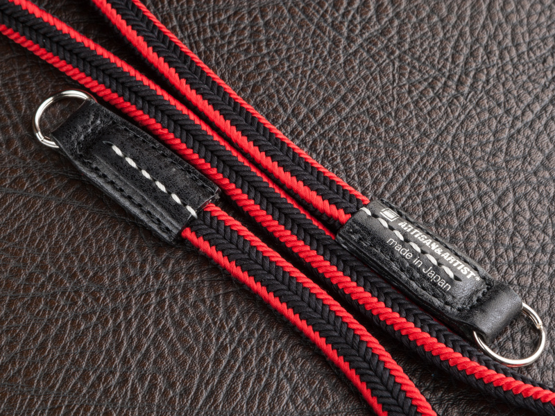 カメラへの取り付けは二重リングを採用。両端はイタリアンレザーを採用している。