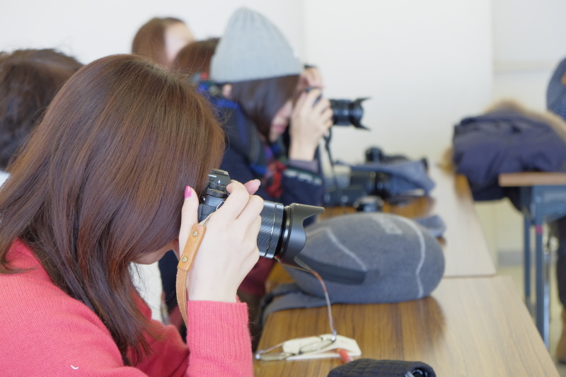 ファインダー横に付いている視度調整ダイヤルを回しながら、ファインダー内の表示（例えば数字など）がクリアに見えるように調整します。